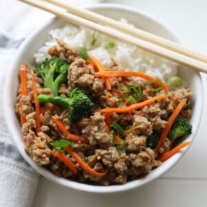 Rice bowl with ground meat with broccoli florets and julienned carrots stirfry.