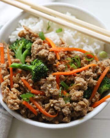 Rice bowl with ground meat with broccoli florets and julienned carrots stirfry.