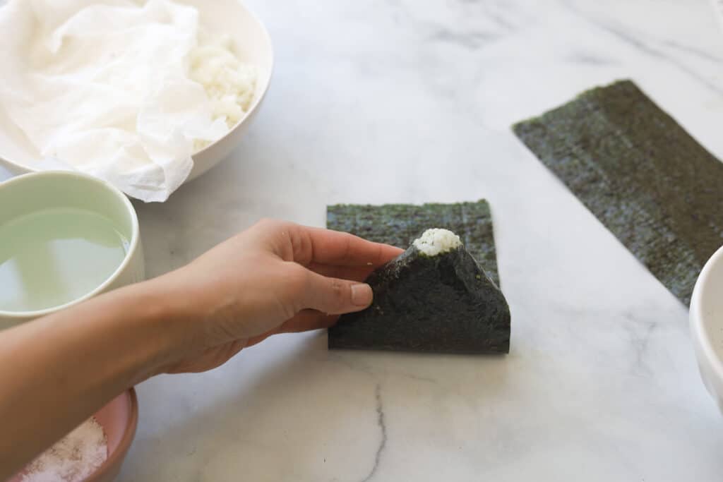 How to Make Japanese Onigiri Rice Triangles (Rice Wrapped with Seaweed