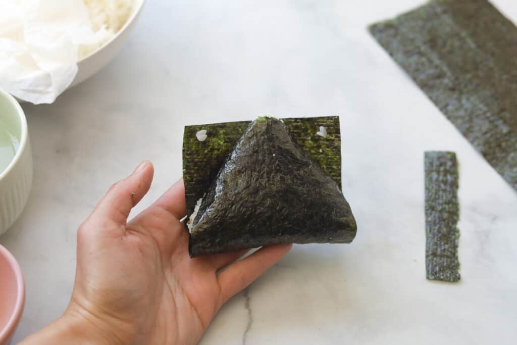 How to Make Japanese Onigiri Rice Triangles (Rice Wrapped with Seaweed