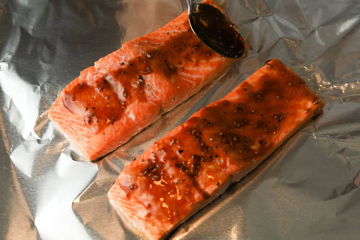 Dua fillet salmon dengan glasir kedelai.