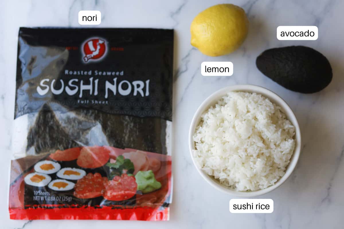 Nasi sushi, lembaran nori, lemon, alpukat.