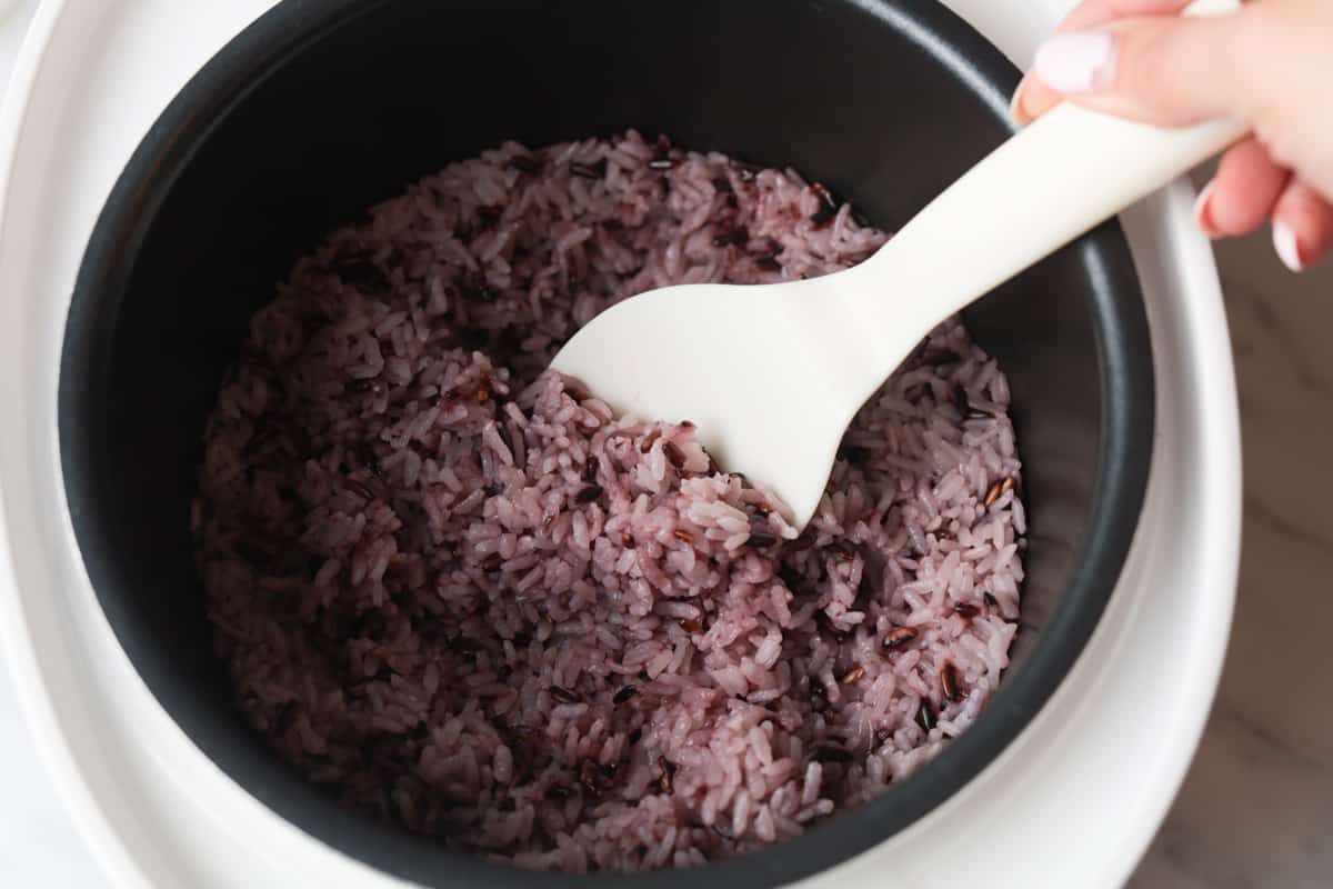 https://apeachyplate.com/wp-content/uploads/2023/10/korean-rice-in-rice-cooker-spoon.jpg