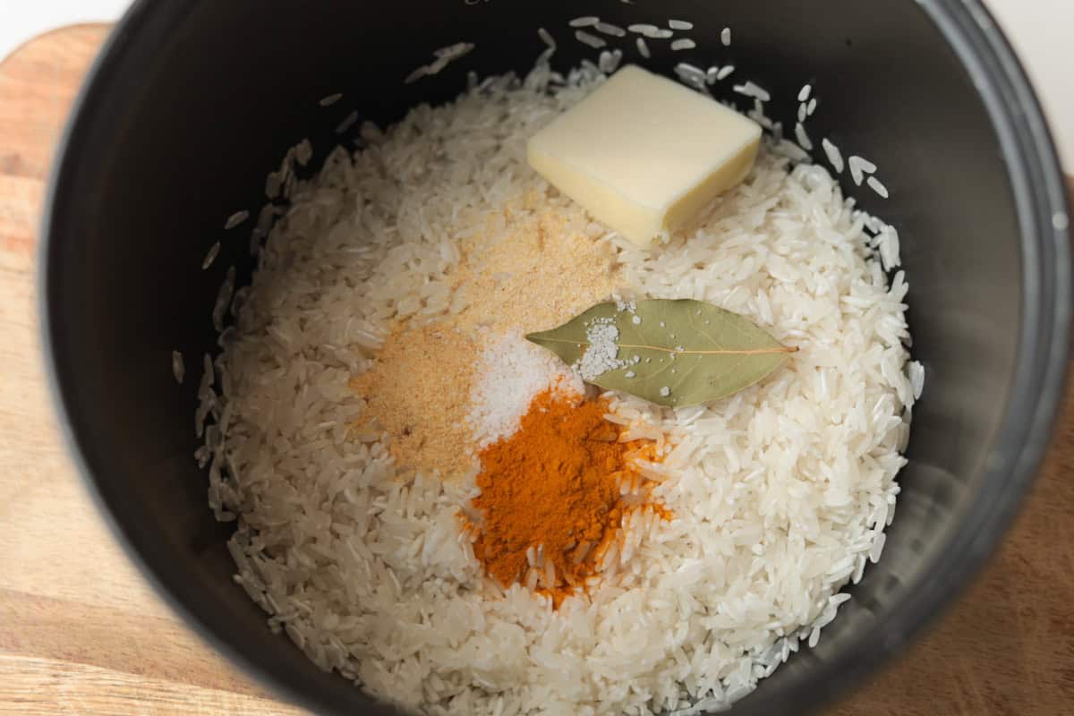 Rice in rice pot with seasoning.