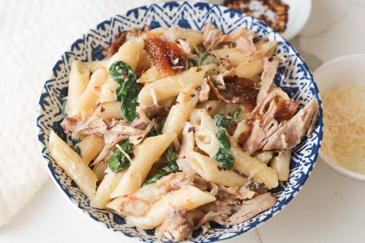 Pasts with chicken and spinach