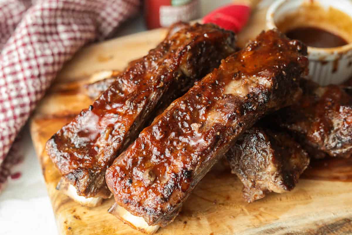 Beef short ribs with sauce.